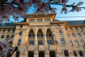 Bucureştiul caută avocaţi externi pentru mii de procese în care este implicată municipalitatea