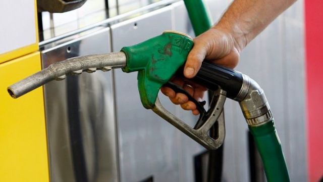 Marea Britanie va interzice complet importurile de motorină şi combustibil pentru avioane produse din petrol rusesc până în 2027