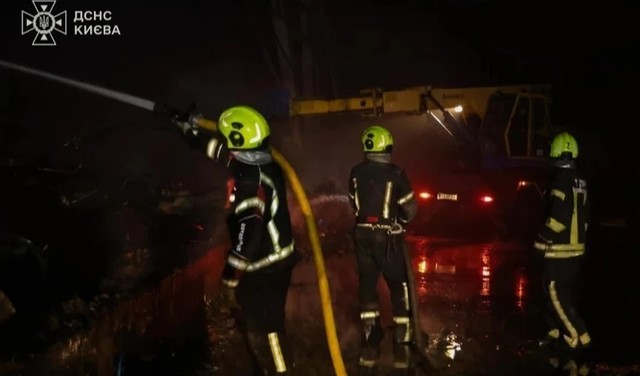 Atac aerian masiv cu rachete şi drone asupra Kievului: Cinci răniţi, mănăstirea Lavra Pecersk a luat foc, la fel şi un bloc înalt de locuinţe