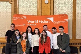 Sondaj World Vision România – Aproape un sfert dintre copiii şi adolescenţii consultaţi spun că adulţii îi ascultă rar sau aproape niciodată. Anxietatea şi presiunea şcolii, principalele probleme ale generaţiei lor