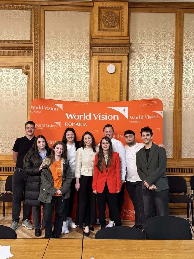 Sondaj World Vision România – Aproape un sfert dintre copiii şi adolescenţii consultaţi spun că adulţii îi ascultă rar sau aproape niciodată. Anxietatea şi presiunea şcolii, principalele probleme ale generaţiei lor
