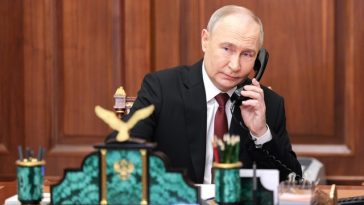 Putin l-a sunat pe Trump şi au convenit ca emisarii americani să se ducă „în curând” în Rusia