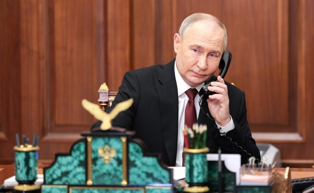 Putin l-a sunat pe Trump şi au convenit ca emisarii americani să se ducă „în curând” în Rusia