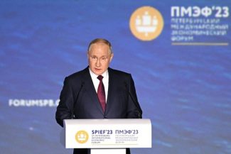 Sub ameninţarea dronelor ucrainene şi cu o economie în declin, Putin este aşteptat să vorbească vineri la forumul de la Sankt Petersburg