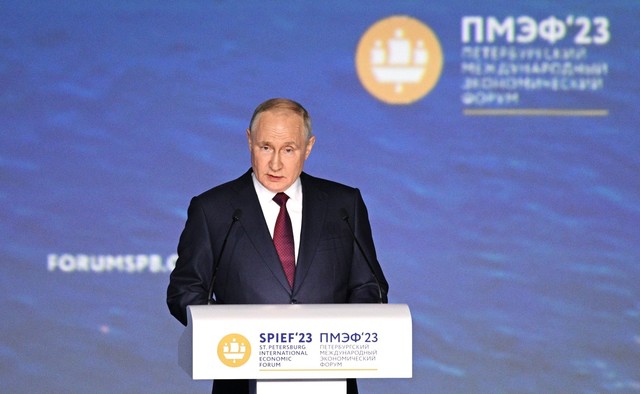 Sub ameninţarea dronelor ucrainene şi cu o economie în declin, Putin este aşteptat să vorbească vineri la forumul de la Sankt Petersburg