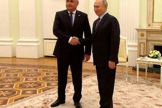 Liderul regiunii separatiste georgiene Osetia de Sud demisionează pentru a deveni consilierul lui Putin