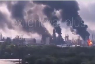 Reuters: Rafinăria de petrol din Moscova, lovită de atacuri ucrainene cu drone, nu-şi va relua probabil producţia în acest an. Parlamentul aprobă modificări fiscale pentru a remedia penuria de combustibil. Rusia are în vedere şi importul de combustibil
