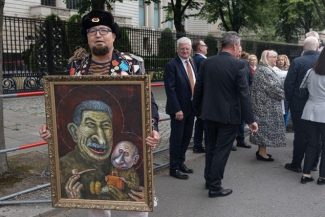 ”Totul arată” că uciderea în Polonia a caricaturistului rus Robert Kuzovkov, un critic al lui Putin, este un ”asasinat politic”, acuză premierul polonez Donald Tusk. Asasinul, care a tras trei focuri de armă şi după ce caricaturistul a căzut, încă două de