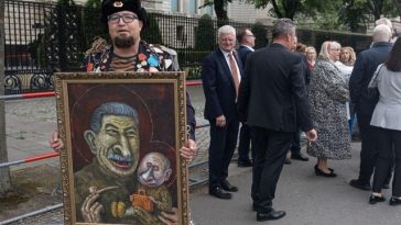 ”Totul arată” că uciderea în Polonia a caricaturistului rus Robert Kuzovkov, un critic al lui Putin, este un ”asasinat politic”, acuză premierul polonez Donald Tusk. Asasinul, care a tras trei focuri de armă şi după ce caricaturistul a căzut, încă două de