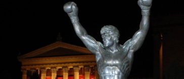 Cupa Mondială 2026: Apel către suporterii francezi – Nu îmbrăcaţi statuia lui Rocky în tricoul Les Bleus! Este blestemată!