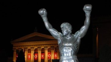Cupa Mondială 2026: Apel către suporterii francezi – Nu îmbrăcaţi statuia lui Rocky în tricoul Les Bleus! Este blestemată!