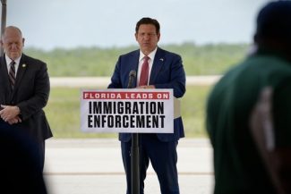 „Alcatrazul aligatorilor” al lui Donald Trump şi-a închis porţile. Simbol al politicii sale de imigraţie, acest centru construit în grabă în inima mlaştinilor din Florida a stârnit numeroase critici, acţiuni în justiţie şi alerte de mediu