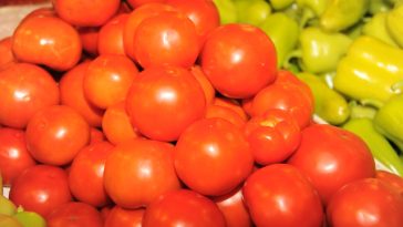 ANPC: Neconformităţi la peste 120 de tone de legume din 200 verificate/ Aproape 27 de tone aveau pesticide, în limitele admise, deşi în documente figurau fără reziduuri de pesticide