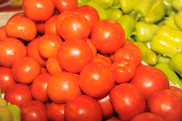 ANPC: Neconformităţi la peste 120 de tone de legume din 200 verificate/ Aproape 27 de tone aveau pesticide, în limitele admise, deşi în documente figurau fără reziduuri de pesticide