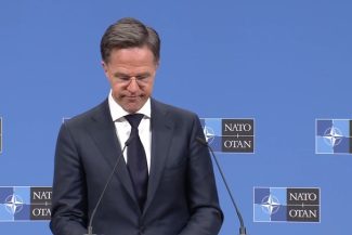 Şeful NATO insistă că SUA sunt „angajate” faţă de alianţă, în ciuda deciziei de a-şi „ajusta” contribuţia