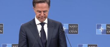 Şeful NATO insistă că SUA sunt „angajate” faţă de alianţă, în ciuda deciziei de a-şi „ajusta” contribuţia