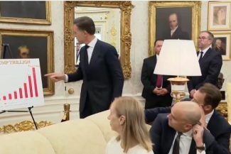 Grafice, flatări şi replici blânde – arsenalul folosit de şeful NATO în încercarea de a-i domoli lui Donald Trump furia împotriva aliaţilor (VIDEO)