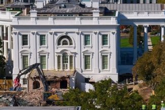 Instanţa nu poate opri construcţia sălii de bal a lui Trump