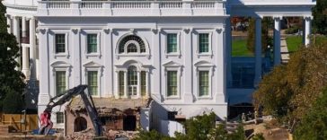 Instanţa nu poate opri construcţia sălii de bal a lui Trump