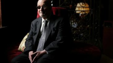 Salman Rushdie revine la ficţiune, la patru ani după atacul cu cuţitul