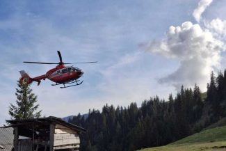 Maramureş: Tânăr ucrainean care trecuse graniţa prin munţi, abandonat de compatrioţii săi într-un pârâu, întrucât nu se mai putea deplasa/ El a fost văzut de ciobani şi găsit de salvamontişti în stare critică, fiind preluat de un elicopter