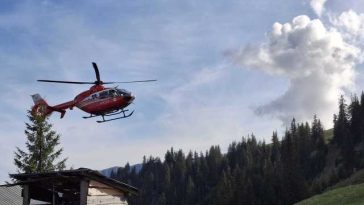 Maramureş: Tânăr ucrainean care trecuse graniţa prin munţi, abandonat de compatrioţii săi într-un pârâu, întrucât nu se mai putea deplasa/ El a fost văzut de ciobani şi găsit de salvamontişti în stare critică, fiind preluat de un elicopter