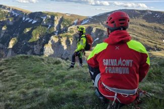 Turistă în vârstă de 55 de ani, salvată de pe munte cu elicopterul, după ce i s-a făcut rău/ Salvamontiştii din Prahova informează că femeia nu se mai putea deplasa şi avea stări de vomă, spasme şi lipotimie – VIDEO