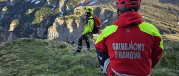 Turistă în vârstă de 55 de ani, salvată de pe munte cu elicopterul, după ce i s-a făcut rău/ Salvamontiştii din Prahova informează că femeia nu se mai putea deplasa şi avea stări de vomă, spasme şi lipotimie – VIDEO