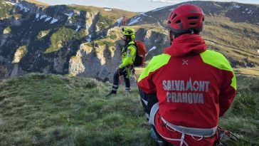 Turistă în vârstă de 55 de ani, salvată de pe munte cu elicopterul, după ce i s-a făcut rău/ Salvamontiştii din Prahova informează că femeia nu se mai putea deplasa şi avea stări de vomă, spasme şi lipotimie – VIDEO