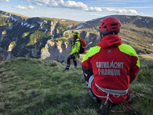 Turistă în vârstă de 55 de ani, salvată de pe munte cu elicopterul, după ce i s-a făcut rău/ Salvamontiştii din Prahova informează că femeia nu se mai putea deplasa şi avea stări de vomă, spasme şi lipotimie – VIDEO