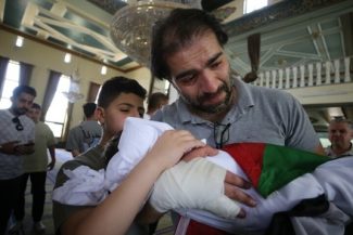 Organizaţia israeliană de apărarea drepturilor omului B’Tselem difuzează o înregistrare video care contrazice versiunea armatei israeliene privind uciderea unui bebeluş palestinian, Sam Fahd Abu Haikal, la vârsta de şapte luni, la Hebron, în Cisiordania o