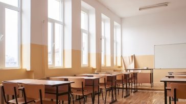 Protest al sindicaliştilor din Educaţie, la Palatul Parlamentului/ Federaţiile vor depune la Parlament peste 160.000 de semnături pentru modificarea şi completarea legilor Educaţiei