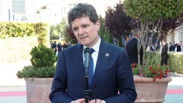 Nicuşor Dan: S-a înţeles greşit că această lege a salarizării înseamnă creştere de salarii pentru toţi bugetarii. Nu ăsta a fost scopul legii