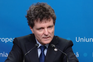 Nicuşor Dan: Suntem, evident, într-o criză politică. Avem nişte partide politice care nu îşi mai vorbesc unii cu alţii, ceea ce nu e normal în orice configuraţie guvernamentală ne pregătim să avem, însă nu e deloc şi subliniez, o criză a statului