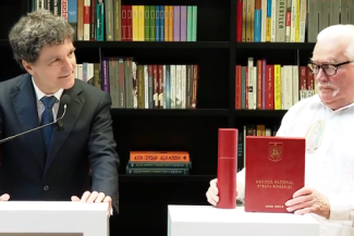 Nicuşor Dan l-a decorat în Polonia pe fostul preşedinte Lech Wałęsa: Mi-aduc aminte de speranţele unor generaţii de români care, ascultând Europa Liberă şi Vocea Americii, se uitau la ce se întâmplă în Polonia