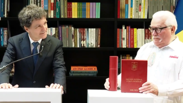 Nicuşor Dan l-a decorat în Polonia pe fostul preşedinte Lech Wałęsa: Mi-aduc aminte de speranţele unor generaţii de români care, ascultând Europa Liberă şi Vocea Americii, se uitau la ce se întâmplă în Polonia