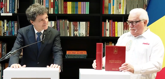 Nicuşor Dan l-a decorat în Polonia pe fostul preşedinte Lech Wałęsa: Mi-aduc aminte de speranţele unor generaţii de români care, ascultând Europa Liberă şi Vocea Americii, se uitau la ce se întâmplă în Polonia