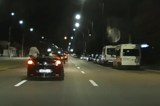 Maşină decapotabilă, aparent lăsată să ruleze din inerţie, pe un bulevard din Drobeta Turnu Severin. Persoana aflată pe locul şoferului lasă volanul şi se ridică în picioare