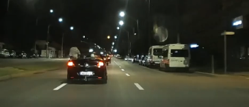 Maşină decapotabilă, aparent lăsată să ruleze din inerţie, pe un bulevard din Drobeta Turnu Severin. Persoana aflată pe locul şoferului lasă volanul şi se ridică în picioare