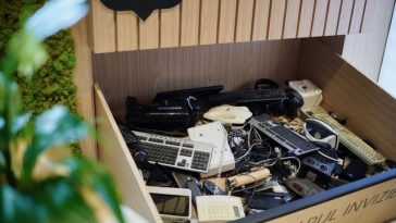 Volumul total de deşeuri electrice şi electronice din Europa va ajunge, până în 2050, la 19 milioane de tone, aproape dublu faţă de acum. România marchează Ziua Depăşirii cu sertarele pline de materii prime critice