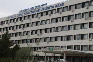 Intervenţie complexă la Spitalul Judeţean Arad – Stent montat la un pacient de 80 de ani care avea canalele biliare blocate de o tumoră