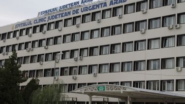 Intervenţie complexă la Spitalul Judeţean Arad – Stent montat la un pacient de 80 de ani care avea canalele biliare blocate de o tumoră
