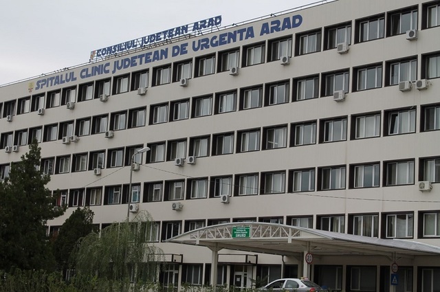Intervenţie complexă la Spitalul Judeţean Arad – Stent montat la un pacient de 80 de ani care avea canalele biliare blocate de o tumoră