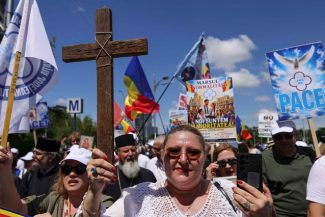 Câteva sute de persoane au participat la Marşul Normalităţii în Bucureşti. Diana Şoşoacă, în fruntea manifestanţilor – FOTO