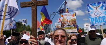 Câteva sute de persoane au participat la Marşul Normalităţii în Bucureşti. Diana Şoşoacă, în fruntea manifestanţilor – FOTO