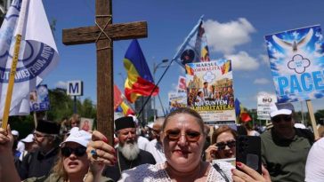 Câteva sute de persoane au participat la Marşul Normalităţii în Bucureşti. Diana Şoşoacă, în fruntea manifestanţilor – FOTO