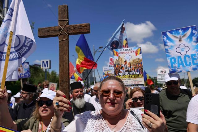 Câteva sute de persoane au participat la Marşul Normalităţii în Bucureşti. Diana Şoşoacă, în fruntea manifestanţilor – FOTO