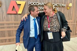 Diana Şoşoacă s-a fotografiat cu Ilan Şor la Sankt Petersburg. Oligarhul fugar prorus a prezentat-o ca „viitorul preşedinte al României libere” – FOTO
