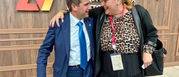 Diana Şoşoacă s-a fotografiat cu Ilan Şor la Sankt Petersburg. Oligarhul fugar prorus a prezentat-o ca „viitorul preşedinte al României libere” – FOTO