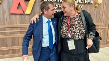 Diana Şoşoacă s-a fotografiat cu Ilan Şor la Sankt Petersburg. Oligarhul fugar prorus a prezentat-o ca „viitorul preşedinte al României libere” – FOTO